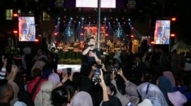 Ribuan warga saat menikmati konser jelang malam pergantian tahun di halaman Kantor Walikota Jakbar, Selasa (31/12). (Foto: Istimewa)