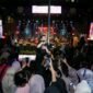 Ribuan warga saat menikmati konser jelang malam pergantian tahun di halaman Kantor Walikota Jakbar, Selasa (31/12). (Foto: Istimewa)