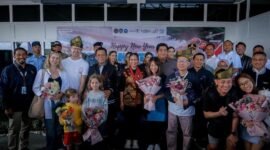 Wakil Menteri Pariwisata Ni Luh Puspa saat menyambut kedatangan wisatawan mancanegara (wisman) pertama tahun 2025 di Pelabuhan Bandar Bentan Telani, Lagoi, Bintan, Kepulauan Riau, Rabu, (1/1/2025).