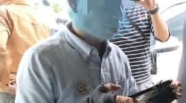 Aksi segerombolan pria yang mengaku wartawan terekam kamera CCTV toko kelontong di Bekasi. (Foto: Tangkapan Layar CCTV/Ist)