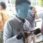 Aksi segerombolan pria yang mengaku wartawan terekam kamera CCTV toko kelontong di Bekasi. (Foto: Tangkapan Layar CCTV/Ist)