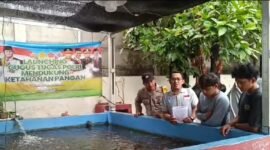 Bhabinkamtibmas Jict Aiptu Fardiyanto dan AKP Sudarto selaku Kanit Binmas Polsek Kawasan Kali Baru didampingi Bpk. Andi dari Dinas Kelautan dan Perikanan Kota Jakarta Utara, Minggu (05/01/2025).