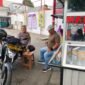 Bhabinkamtibmas Polsek Ciracas Aiptu Agus DH melakukan sambang dalam rangka cooling system ke warga di Perpakiran Alfamidi Jl Raya Ciracas Kel. Ciracas Kec Ciracas Jakarta Timur.