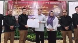Penyerahan surat keputusan penetapan Bupati dan Wakil Bupati Kabupaten Tangerang kepada Maesyal Rasyid-Intan Nurul Hikmah di Aryaduta Hotel, Kelapa Dua. (9/1/2025).