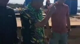 Tangkapan Layar Vidio Viral yang menarasikan Kepala Desa Kohod tengah Meninjau Proyek Pemagaran Laut
