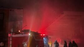 Kebakaran yang diduga bersumber dari tempat hiburan yang berada di lantai 7 gedung tersebut. (Foto: ifakta.co/Reza Mahendra)