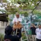 Nurhanudi, Camat Pasar Kemis, panen anggur di perumahan Taman Buah, Kutabumi.