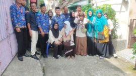 Foto Bersama Jumaat Barokah di Jalan Mawar I Perumnas I RT.09 RW.08 Kelurahan Jakasampurna Kecamatan Bekasi Barat Kota Bekasi. Jumat (17/1-2025)