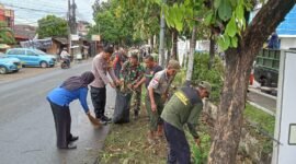 Melaksanakan giat bersih-bersih di Jalan Patriot Raya RT.02 RW.03 Kelurahan Jakasampurna diikuti oleh anggota Linmas, Babinsa dan Kasi Trantibum Kelurahan Jakasampurna Kecamatan Bekasi Barat Kota Bekasi.