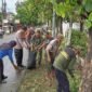 Melaksanakan giat bersih-bersih di Jalan Patriot Raya RT.02 RW.03 Kelurahan Jakasampurna diikuti oleh anggota Linmas, Babinsa dan Kasi Trantibum Kelurahan Jakasampurna Kecamatan Bekasi Barat Kota Bekasi.
