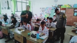 Program Makanan Bergizi bersama Kapolsek Ciracas Kompol Rohmad
