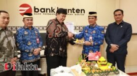 Penjabat (Pj) Bupati Tangerang, Andi Ony, meresmikan Kantor Cabang Pembantu (KCP) Bank Banten yang berlokasi di Gedung Kantor Bupati Pusat Pemerintahan Kabupaten, Senin 20/1/2025.(foto:ifakta.co/Alex)