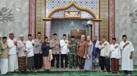 Kapolsek Ciputat Timur, Kompol Bambang Askar Sodiq, Bersama Jajaran Forkopimcam dan Mayor Inf. Tarsan (Danramil 05 Ciputat), Mamat, SE, MM (Camat Ciputat), serta tokoh masyarakat seperti Kolonel Purn. Raden Ade Rifai, SKM, dan H. Tugiyono, M.Kes.  Di Masjid Al Muhajirin