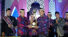 Camat Mekar Baru Aan Ansori terima Piala juara umum dari Pj.Bupati Andi Ony MTQ ke 55 tingkat Kabupaten tangerang (foto: ifakta.co)
