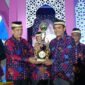 Camat Mekar Baru Aan Ansori terima Piala juara umum dari Pj.Bupati Andi Ony MTQ ke 55 tingkat Kabupaten tangerang (foto: ifakta.co)