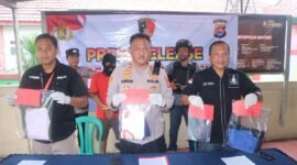 Kapolsek Kresek, AKP A. Suryadi, menjelaskan bahwa pelaku ditangkap berdasarkan laporan yang diterima mengenai tindakan bejatnya.(foto:istimewa/Lx)