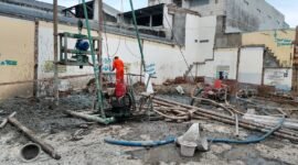 KSO Indisi Hasta DHJ saat melakukan pengeboran untuk mengeluarkan lumpur pada rencana pembangunan SUTET 500KV milik PLN di Kebon Bawang, Tanjung Priok, Jakarta Utara. (Foto: Ekslusif Ifakta.co/Za).