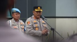 Wakapolresta Tangerang, AKBP Agus Sugiyarso, memimpin apel pagi yang berlangsung di halaman Mapolresta Tangerang (foto:istimewa/Alex)