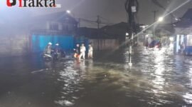 Aktivitas masyarakat dan puluhan kendaraan roda dua terjebak banjir(foto:ifakta.co/Alex)