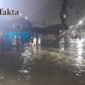 Aktivitas masyarakat dan puluhan kendaraan roda dua terjebak banjir(foto:ifakta.co/Alex)