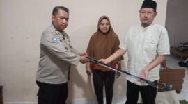 Barang bukti yang diserahkan warga kepada Bhabinkamtibmas Kelurahan Ciputat, Aiptu Asep Tasdik.