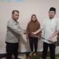 Barang bukti yang diserahkan warga kepada Bhabinkamtibmas Kelurahan Ciputat, Aiptu Asep Tasdik.