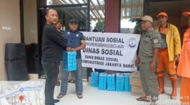 Suku Dinas (Sudin) Sosial Kota Administrasi Jakarta Barat memberikan 1500 bantuan makanan kepada warga yang rumahnya terdampak banjir. (Foto: Istimewa).