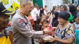Kegiatan bakti sosial dengan membagikan 250 nasi kotak kepada warga di slum area Jalan Buah RT 003 RW 04 Kelurahan Pekayon Kecamatan Pasar Rebo Jakarta Timur.