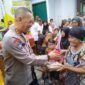 Kegiatan bakti sosial dengan membagikan 250 nasi kotak kepada warga di slum area Jalan Buah RT 003 RW 04 Kelurahan Pekayon Kecamatan Pasar Rebo Jakarta Timur.