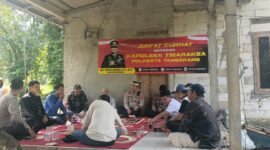 Kapolsek Tigaraksa, AKP I Made Artana, menggelar kegiatan Jumat Curhat untuk mendengarkan langsung aspirasi dan keluhan masyarakat. Kegiatan ini berlangsung di Desa Pete, Kecamatan Tigaraksa,(foto:istimewa)