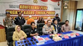 Polres Pelabuhan Tanjung Priok saat konferensi pers ungkap kasus TPPO bermodus menawarkan pekerjaan sebagai karyawan swasta. (Foto: Ifakta.co).