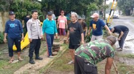 Bersama Ketua RW 10, Bapak Mulyono, dan warga setempat, Aipda Mustapa Siregar aktif membersihkan lingkungan.