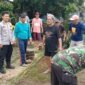 Bersama Ketua RW 10, Bapak Mulyono, dan warga setempat, Aipda Mustapa Siregar aktif membersihkan lingkungan.