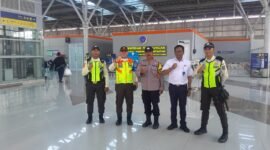Melaksanakan patroli rutin, Bhabinkamtibmas Kelurahan Marga Mulya, Kecamatan Bekasi Utara, Aipda Tukiran, bersama dengan petugas keamanan Stasiun KAI Bekasi.