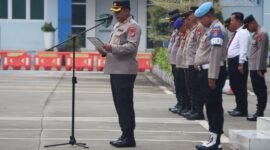Wakapolresta Tangerang AKBP Agus Sugiharto memimpin apel pagi yang dihadiri oleh seluruh personel Polresta Tangerang (foto;istimewa/Lx)