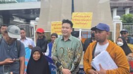 Puluhan warga yang mengaku sebagai ahli waris Usman bin Misin didampingi kuasa hukumnya Dr.Stephanus Pelor, SH,MH dan Andryan, SH datangi Pengadilan Tinggi DKI Jakarta. (Foto: Ifakta.co/Za).