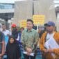 Puluhan warga yang mengaku sebagai ahli waris Usman bin Misin didampingi kuasa hukumnya Dr.Stephanus Pelor, SH,MH dan Andryan, SH datangi Pengadilan Tinggi DKI Jakarta. (Foto: Ifakta.co/Za).