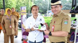 Sekretaris Daerah (Sekda) Kabupaten Tangerang, Soma Atmaja mengimbau para Aparatur Sipil Negara (ASN) di Kabupaten Tangerang memakai sepatu batik.(foto:istimewa)