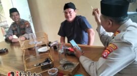 AKP. A. Suryadi Kapolsek Kresek bersama IPDA Marwata Lakukan sambang tokoh masyrakat di Desa Cibetok. (foto:ifakta.co/Lx)
