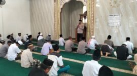 Kapolsek Kresek AKP A. Suryadi beserta jajarannya melaksanakan Program Sholat Jum'at Keliling di Desa Cibetok Kecamatan Gunung Kaler (foto:istimewa/Lx)
