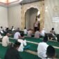 Kapolsek Kresek AKP A. Suryadi beserta jajarannya melaksanakan Program Sholat Jum'at Keliling di Desa Cibetok Kecamatan Gunung Kaler (foto:istimewa/Lx)