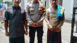 Aipda Kodir Bhabinkamtibmas Polsek Balaraja Polresta Tangerang Melaksanakan Kegiatan sholat Jum'at Keliling sekaligus Sambang Tokoh Ulama di Masjid Jamiatuhrohmah Kp. Ciapus Desa Cangkudu Darkum Polsek Balaraja Polresta Tangerang (foto:istimewa/Lx)