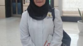 Ketua Kadin Kalsel saat memegang Majalah Ifakta.co edisi pertama usai menjadi narasumber Seminar Nasional bertemakan Ekonomi Pancasila Prabowonomics dalam rangka HPN 2025 di Ballroom Aria Barito Hotel Banjarmasin, Sabtu (08/02/2025). (Foto: Ifakta.co/Za).