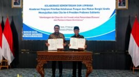 Menekraf Teuku Riefky Harsya dan Mendes PDT Yandri Susanto menandatangani kesepakatan disaksikan oleh sejumlah pejabat dari kedua kementerian.