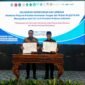 Menekraf Teuku Riefky Harsya dan Mendes PDT Yandri Susanto menandatangani kesepakatan disaksikan oleh sejumlah pejabat dari kedua kementerian.