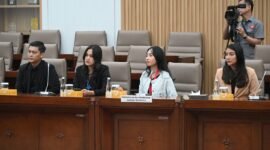 Eks crew Garuda Indonesia mendatangi Komisi VI DPRRI (foto:ifakta.co)