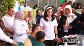 Wakil Bupati (Wabup) Tangerang Intan Nurul Hikmah mendampingi Wakil Menteri (Wamen) Kementerian Kependudukan dan Pembangunan Keluarga (Kemendukbangga/ BKKBN) Ratu Ayu Isyana Bagoes Oka.(foto:istimewa)