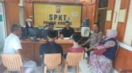Kapolsek Kronjo melakukan pendampingan keluarga korban bersama PPA Kecamatan Kronjo Hj. Yayat Nurhayati (foto:istimewa)