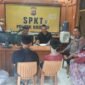 Kapolsek Kronjo melakukan pendampingan keluarga korban bersama PPA Kecamatan Kronjo Hj. Yayat Nurhayati (foto:istimewa)