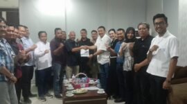Ketua LKBPH PWI Pusat HMU Kurniadi, disaksikan Ketua PWI Banten Mashudi dan dihadiri sejumlah advokat baik dari LKBPH Pusat maupun Banten, mengukuhkan Razid Chaniago sebagai Ketua LKBPH PWI Banten. (foto:istimewa)
